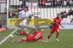 3. Liga; Rot-Weiss Essen - FC Ingolstadt 04; Zweikampf Kampf um den Ball Sebastian Grönning (11, FCI) Kraulich Tobias (33 RWE) Safi Ramien (11 RWE)