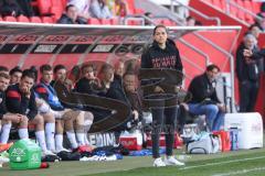 3. Liga; FC Ingolstadt 04 - Hannover 96 II; Cheftrainerin Sabrina Wittmann (FCI) an der Seitenlinie, Spielerbank