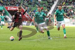 2.BL; SV Werder Bremen - FC Ingolstadt 04; Filip Bilbija (35, FCI) Torschuß kanpp vorbei Marco Friedl (32 Bremen) Milos Veljkovic (13 Bremen)