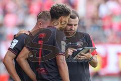 3. Liga - Saison 2025/26 - Energie Cottbus - FC Ingolstadt 04  - Co Tr.Talententw. /Übergangsbereich Fabian Reichler (FC Ingolstadt 04) gibt Anweisungen an Max Plath (Nr.14 - FC Ingolstadt 04) und Yann Sturm (Nr.7 - FC Ingolstadt 04) - XXXXX - Foto: Meyer
