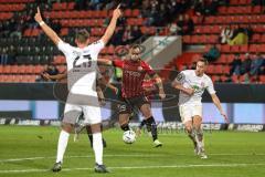 3. Liga; FC Ingolstadt 04 - Hallescher FC; David Kopacz (29, FCI) will durch die Abwehr