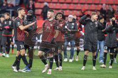 3. Liga; FC Ingolstadt 04 - 
Rot-Weiss Essen; Sieg Jubel Freude Spieler bedanken sich bei den Fans #fc34#Ryan Malone (16, FCI) Bryang Kayo (48, FCI) Benjamin Kanuric (8, FCI)