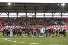 3. Liga; FC Ingolstadt 04 - SG Dynamo Dresden; Sieg Jubel Freude Tanz nach dem Spiel Spieler bedanken sich bei den Fans