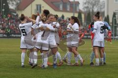 DFB -Pokal Frauen - Saison 2025/26 - FC Ingolstadt 04 Frauen - FC Bayern München - Die Mannschaften vor dem Spiel - Abklatschen - Foto: Meyer Jürgen