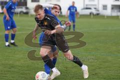 Kreisklasse - Saison 2025/26- TSV Großmehring - ST Scheyern - Lukas Berger schwarz Scheyern - Sebastian Halbig blau Großmehring - Foto: Meyer Jürgen