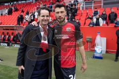 3. Liga; FC Ingolstadt 04 - FC Viktoria Köln; SchanzenGeber-Spieltag, Oberbürgermeister Dr. Michael Kern mit Lukas Fröde (34, FCI)