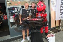 3.Liga - Saison 2023/2024 - FC Ingolstadt 04 -  Autogrammstunde - Torwart Marius  Funk (Nr.1 - FCI) - Jannik Mause (Nr.7 - FCI) - Schanzi - Foto: Markus Banai