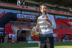 2. Frauen-Bundesliga; FC Ingolstadt 04 - SC Sand; Oberbürgermeister Dr. Michael Kern (IN) Ansprache vor dem Spiel