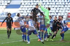 3. Liga - 1. FC Magdeburg - FC Ingolstadt 04 - Ecke, Torwart Behrens Morten (1 Magdeburg) fängt den Ball vor Justin Butler (31, FCI) Tobias Schröck (21, FCI) Brünker Kai (9 Magdeburg) Bittroff Alexander (24 Magdeburg) Malachowski Adrian (6 Magdeburg)