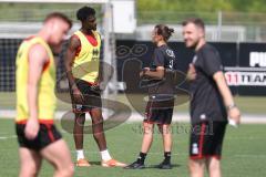 3. Liga - Saison 2024/25 - Trainingsauftakt- FC Ingolstadt 04 -  - Cheftrainerin Sabrina Wittmann (FCI) - Donald Nduka (Nr.27 - FCI) - Foto: Meyer Jürgen