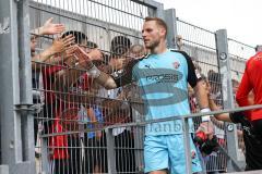 3. Liga; Rot-Weiss Essen - FC Ingolstadt 04; Spieler bedanken sich bei den Fans Torwart Marius Funk (1, FCI)