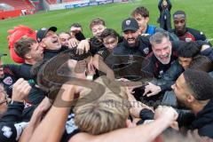 3. Liga; FC Ingolstadt 04 - Rot-Weiss Essen; Sieg Jubel Freude Besprechung auf dem Feld Kreis Cheftrainer Achim Beierlorzer (FCI) Team Mannschaft