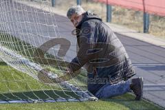 A - Junioren Bundesliga Süd/Südwest -  Saison 2021/2022 - FC Ingolstadt 04 - 1. FC Saarbrücken - Betreuer Chedly Hachani beim Tornetz reparieren - Foto: Meyer Jürgen