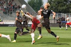 3. Liga; Rot-Weiss Essen - FC Ingolstadt 04; Zweikampf Kampf um den Ball Tobias Bech (11, FCI) Hawkins Jalen (20 FCI) Herzenbruch Felix (3 RW)