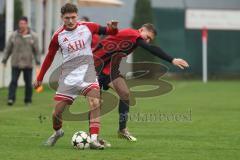 Kreisklasse - Saison 2025/26- Türk SV Ingolstadt - SC Steinberg-  - Enis Kuqanaj weiss Türkisch - Aidan Röttger rot Steinberg - Foto: Meyer Jürgen