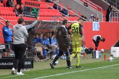 2.BL; FC Ingolstadt 04 - FC Hansa Rostock; Torwart Fabijan Buntic (24, FCI) wird zum Schluß für sein letztes Spiel für den FCI eingewechselt von Cheftrainer Rüdiger Rehm (FCI)