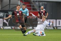 2.BL; FC Ingolstadt 04 - SV Darmstadt 98; Zweikampf Kampf um den Ball Florian Pick (26 FCI) Skarke Tim (27 SVD)