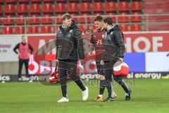 3. Liga; FC Ingolstadt 04 - SC Freiburg II; Sebastian Grönning (11, FCI) verletzt mit Betreuer