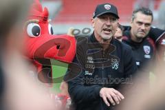 3. Liga; FC Ingolstadt 04 - Rot-Weiss Essen; Sieg Jubel Freude Besprechung auf dem Feld Kreis Cheftrainer Achim Beierlorzer (FCI)