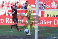 3. Liga; SSV Jahn Regensburg - FC Ingolstadt 04; Torchance David Kopacz (29, FCI) Torwart Gebhardt Felix (1 Jahn)