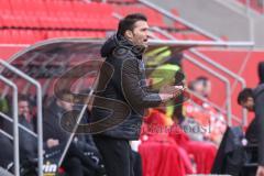 3. Liga; FC Ingolstadt 04 - Rot-Weiss Essen; Cheftrainer Guerino Capretti (FCI) an der Seitenlinie, Spielerbank