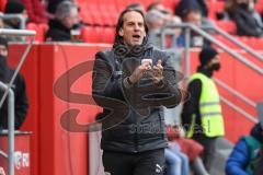 2.BL; FC Ingolstadt 04 - FC ST. Pauli; Cheftrainer Rüdiger Rehm (FCI) an der Seitenlinie, Spielerbank klatscht