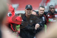 3. Liga; FC Ingolstadt 04 - Rot-Weiss Essen; Sieg Jubel Freude Besprechung auf dem Feld Kreis Cheftrainer Achim Beierlorzer (FCI)