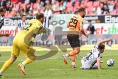 3. Liga; SV Sandhausen - FC Ingolstadt 04; David Kopacz (29, FCI) verpasst das Tor, Weik Jonas (31 SVS) Torwart Königsmann Timo (22 SVS)