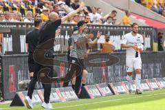 2.BL; Dynamo Dresden - FC Ingolstadt 04, Cheftrainer Roberto Pätzold (FCI) Cheftrainer Alexander SchmidtMichael Heinloth (17, FCI) Einwurf