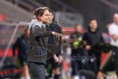 3. Liga; FC Ingolstadt 04 - SV Waldhof Mannheim; Cheftrainerin Sabrina Wittman (FCI) an der Seitenlinie, Spielerbank