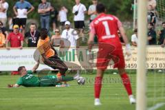 Toto-Pokal; SV Manching - FC Ingolstadt 04; Torchance Benjamin Kanuric (8, FCI) wird von Ralf Schröder (21 SVM) gestoppt, Torwart Thomas Obermeier (1 SVM)