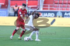 3. Liga; FC Ingolstadt 04 - 1. FC Saarbrücken; Zweikampf Kampf um den Ball Linus Rosenlöcher (19, FCI) Elongo-Yombo Rodney (17 FCS)