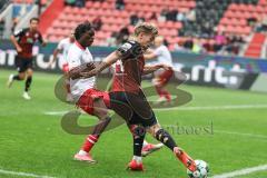 3. Liga; FC Ingolstadt 04 - Rot-Weiss Essen; Zweikampf Kampf um den Ball Max Plath (14 FCI) Abiama Dickson (18 RWE)
