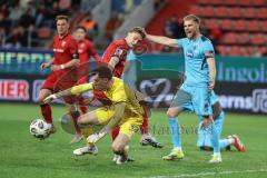3. Liga; FC Ingolstadt 04 - FC Viktoria Köln; Jasper Maljojoki (23, FCI) stößt mit Torwart Schulz Arne (27 VK) zusammen, Dietz Lars (2 VK) schreit