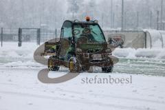 2023_12_1 - - Saison 2023/24 - Schnee auf dem Fussballplatz - ASP - Audi Sport Park - Platz ist gesperrt - Schild platz ist gesperrt Schnee Tor Spielabsage Schnee schippen Traktor Greenkeeper - Foto: Meyer Jürgen