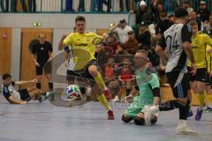 Lotto Bayern Hallencup - Saison 2024/25 - FC Hitzhofen/Oberzell - TSV Ober./Unterhaunstadt- Felix Bogner gelb Hitzhofen rechts - Tobias Dietze gelb Hitzhofen  - Martin Krumpietz TW Ober/Unterhaunstadt Foto: Meyer Jürgen