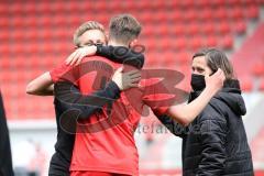 Im Bild: Kevin Ulrich (FC Ingolstadt) und Laune Thurm (#17 FCI B-Junioren) fallen sich in die Arme

Fussball - B-Junioren - Relegation 2021  - FC Ingolstadt 04 - SSV Jahn Regensburg -  Foto: Ralf Lüger/rsp-sport.de