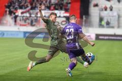3. Liga; Erzgebirge Aue - FC Ingolstadt 04; Zweikampf Kampf um den Ball Dennis Borkowski (7, FCI) Barylla Anthony (23 Aue)
