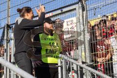 Toto-Pokal Finale; Würzburger Kickers - FC Ingolstadt 04; nach dem Spiel Sieg Jubel Freude Pokalsieg 1:2, Spieler bedanken sich bei den Fans. Cheftrainerin Sabrina Wittmann (FCI) geht in die Fankurve