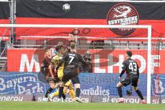 3. Liga; FC Ingolstadt 04 - SG Dynamo Dresden; Mladen Cvjetinovic (19, FCI) rettet vor dem Tor Kopfball Lewald Jakob (31 DD) Jannik Mause (7, FCI) Simon Lorenz (32, FCI) Felix Keidel (43, FCI)