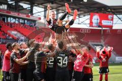 3. Liga; FC Ingolstadt 04 - VfB Lübeck; Verabschiedung Tobias Schröck (21, FCI) weint mit Sohn im Arm, Team, bedankt sich bei den Fans, wirft ihn in die Höhe