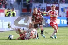 3. Liga; SSV Jahn Regensburg - FC Ingolstadt 04; Zweikampf Kampf um den Ball Jannik Mause (7, FCI) Breunig Louis (16 Jahn) Saller Benedikt (6 Jahn)