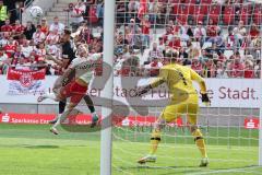 3. Liga; Rot-Weiss Essen - FC Ingolstadt 04; Arian Llugiqi (25, FCI) versucht es, Torwart Golz Jakob (1 RW)