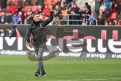 3. Liga; FC Ingolstadt 04 - 
SV Sandhausen; Sieg Jubel Freude Cheftrainer Michael Köllner (FCI)  bedanktsich bei den Fans