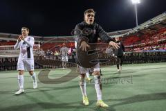 2.BL; 1. FC Nürnberg - FC Ingolstadt 04; 0:5 Sieg Jubel Freude nach dem Spiel die Spieler gehen zu den Fans, Dennis Eckert Ayensa (7, FCI) Denis Linsmayer (23, FCI)