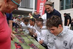 3. Liga; FC Ingolstadt 04 - offizielle Mannschaftsvorstellung auf dem Ingolstädter Stadtfest, Rathausplatz; Autogrammstunde für die Fans, Merlin Röhl (34, FCI) Felix Keidel (43, FCI) Geschäftsführers Dietmar Beiersdorfer (FCI Sport Kommunikation) Justin B