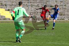 A - Junioren Bundesliga Süd/Südwest -  Saison 2021/2022 - FC Ingolstadt 04 - Karlsruher SC - Udebuluzor Michael (#21 FCI) - Weiß Max Torwart Karlsruhe - Foto: Meyer Jürgen