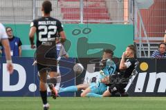 DFB Pokal; FC Ingolstadt 04 - SV Darmstadt 98; Torwart Markus Ponath (40, FCI) und Tobias Schröck (21, FCI) retten den Ball