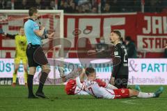 2.BL; SSV Jahn Regensburg - FC Ingolstadt 04; Tobias Schröck (21, FCI) bekommzt gelbe Karte Max Besuschkow (7 Jahn) am Boden