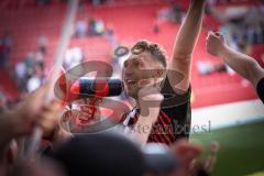 3. Liga; FC Ingolstadt 04 - VfB Lübeck; Verabschiedung Tobias Schröck (21, FCI) bei den Fans im Block, Megaphon Fan Fankurve Banner Fahnen Spruchband